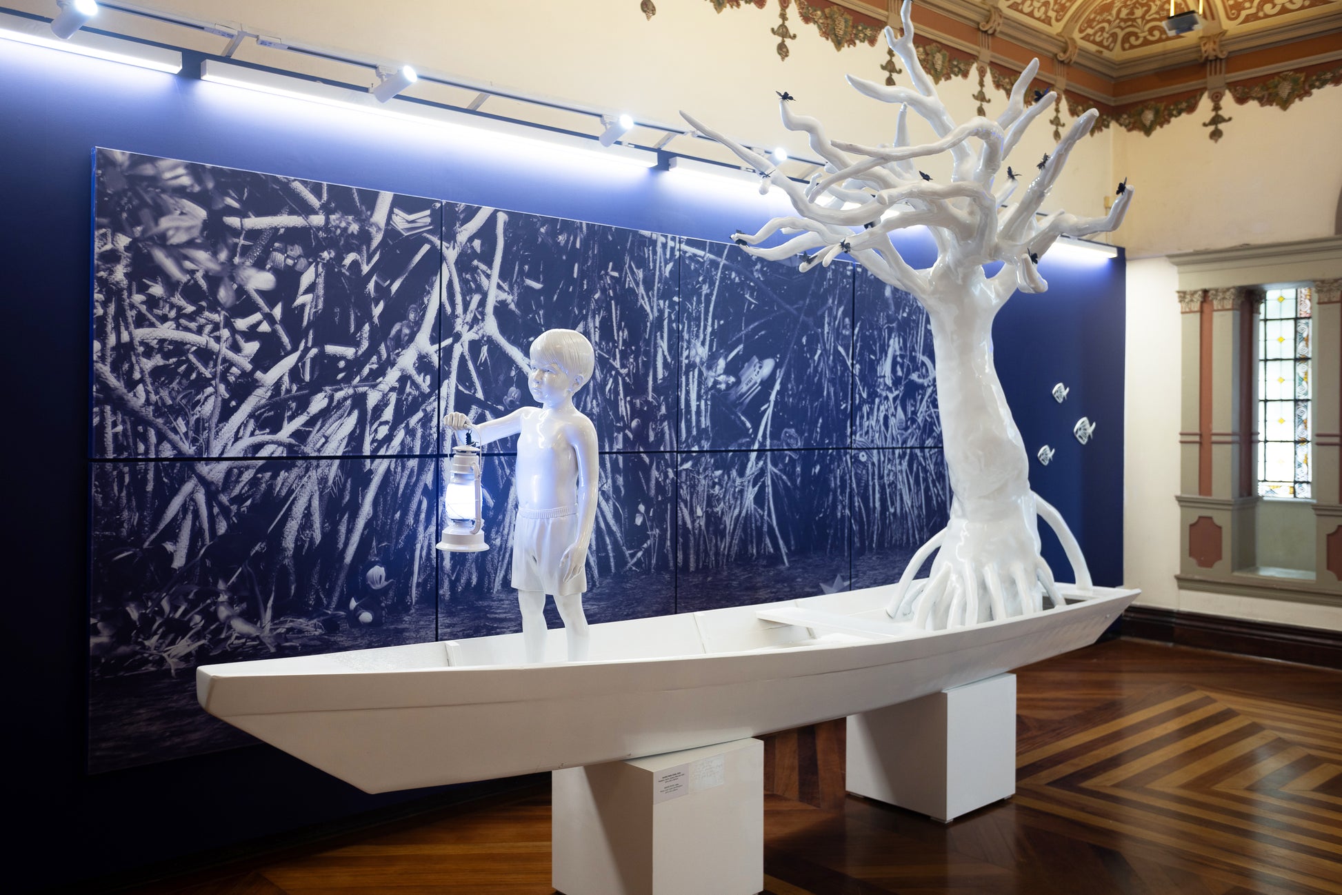 Title: Roots to Fly
Medium: wood, resin, metal, and fiberglass
Dimensions: 400 × 60 × 350 cm (157.5 × 23.6 × 137.8 in)
Year: 2024
Ed: Unique
